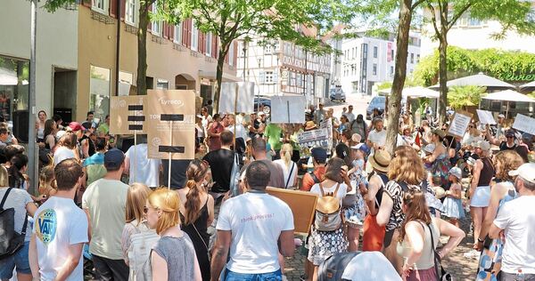 Im Juni gingen Dutzende Familien in Bietigheim-Bissingen auf die Straße, um gegen die geplante Erhöhung der Kita-Gebühren zu dem Im Juni gingen Dutzende Familien in Bietigheim-Bissingen auf die Straße, um gegen die geplante Erhöhung der Kita-Gebühren zu demonstrieren. Der Gemeinderat hat nun die entsprechenden Vorschläge der Verwaltung abgelehnt.