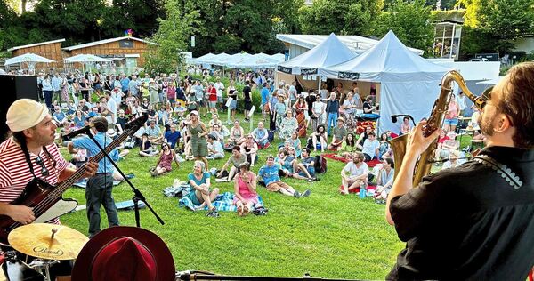 Entspannte Picknick-Party-Stimmung im Schlossgarten: Das Straßenmusikfestival soll – allen Gerüchten zum Trotz – weiter stattfin Entspannte Picknick-Party-Stimmung im Schlossgarten: Das Straßenmusikfestival soll – allen Gerüchten zum Trotz – weiter stattfinden.
