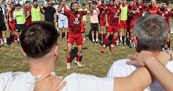 In Feierlaune: Spetim Muzliukaj (Mitte) und die Kornwestheimer feiern die Rückkehr in die Bezirksliga. Foto: Baumann In Feierlaune: Spetim Muzliukaj (Mitte) und die Kornwestheimer feiern die Rückkehr in die Bezirksliga.