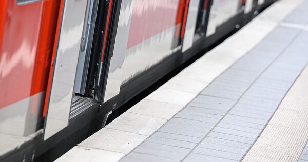 Ein Unbekannter griff einen Fahrgast in der S-Bahn an. Ein Unbekannter griff einen Fahrgast in der S-Bahn an.