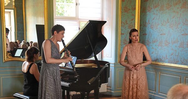 Drei exzeptionelle Musikerinnen: Die Pianistin Yael Kareth, die Sängerin Chen Reiss und die Klarinettistin Sharon Kam. Drei exzeptionelle Musikerinnen: Die Pianistin Yael Kareth, die Sängerin Chen Reiss und die Klarinettistin Sharon Kam.