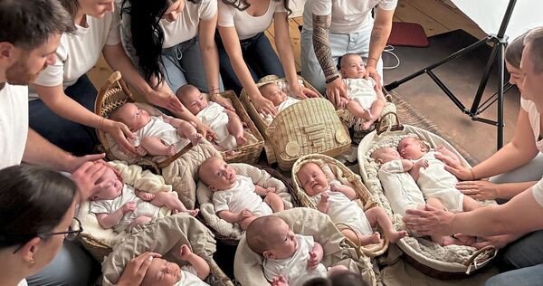 Elf auf einen Streich: Die Eltern all dieser Babys haben sich in Ludwigsburg auf der Frühchen-Station kennengelernt. Jetzt treff Elf auf einen Streich: Die Eltern all dieser Babys haben sich in Ludwigsburg auf der Frühchen-Station kennengelernt. Jetzt treffen sie sich für ein einmaliges Foto wieder.