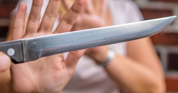 Im November vergangenen Jahres soll einer der Angeklagten einen Mann in Bietigheim-Bissingen mit einem Messer lebensgefährlich v Im November vergangenen Jahres soll einer der Angeklagten einen Mann in Bietigheim-Bissingen mit einem Messer lebensgefährlich verletzt haben.