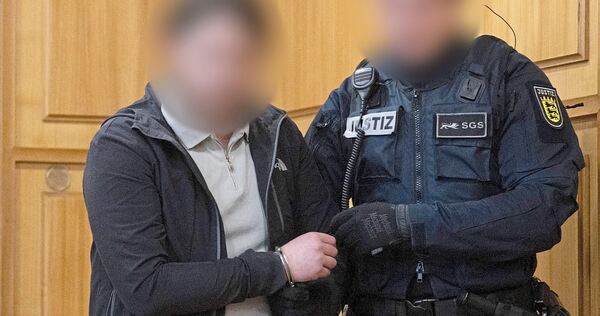 Der angeklagte Schütze wird zum Prozessauftakt wegen versuchten Mordes in den Saal des Heilbronner Landgerichts gebracht. Der angeklagte Schütze wird zum Prozessauftakt wegen versuchten Mordes in den Saal des Heilbronner Landgerichts gebracht.