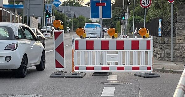 Unnötig viele Fahrer, auch von LKW, ignorieren die Hinweise auf die Sperrung Richtung Löchgau, gab es nun Klagen im Gemeinderat. Unnötig viele Fahrer, auch von LKW, ignorieren die Hinweise auf die Sperrung Richtung Löchgau, gab es nun Klagen im Gemeinderat.