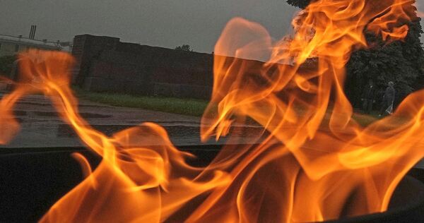 Züngelnde Flammen. Züngelnde Flammen.