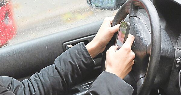 Auto, Mobiltelefon und Führerschein weg: Ein 18-Jähriger hat einen Unfall gebaut. Auto, Mobiltelefon und Führerschein weg: Ein 18-Jähriger hat einen Unfall gebaut.