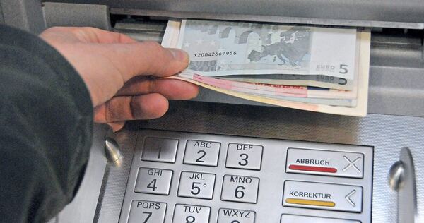 In der Bachstraße hebt die Betrügerin Geld ab. In der Bachstraße hebt die Betrügerin Geld ab.