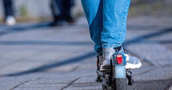 Ein 14-jähriger E-Scooter-Fahrer verletzt sich. Ein 14-jähriger E-Scooter-Fahrer verletzt sich.