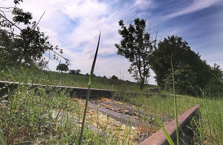 Alte Bahngleise zwischen Markgröningen, Möglingen und Ludwigsburg: Ende 2032 könnten hier wieder Züge fahren. Alte Bahngleise zwischen Markgröningen, Möglingen und Ludwigsburg: Ende 2032 könnten hier wieder Züge fahren.