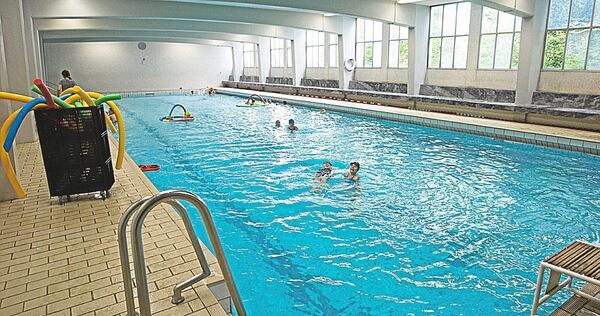 Markgröninger Stadtbad aus den 70er Jahren: Offen ist es nur noch für den Schul- und Vereinssport. Markgröninger Stadtbad aus den 70er Jahren: Offen ist es nur noch für den Schul- und Vereinssport.
