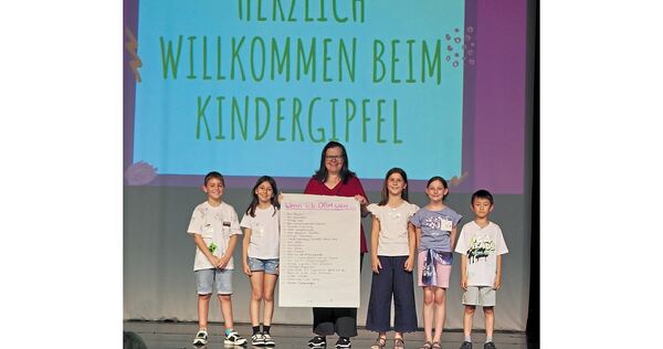 Beim Kindergipfel 2026 präsentiert Bürgermeisterin Renate Schmetz die Vorschläge der Mädchen und Jungen. Beim Kindergipfel 2026 präsentiert Bürgermeisterin Renate Schmetz die Vorschläge der Mädchen und Jungen.