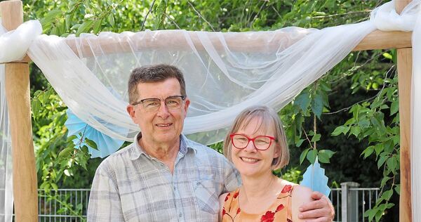 Monika Ladenburger und Werner Schmid sind seit Freitag ein Ehepaar. Im Garten lassen sie sich segnen. Monika Ladenburger und Werner Schmid sind seit Freitag ein Ehepaar. Im Garten lassen sie sich segnen.