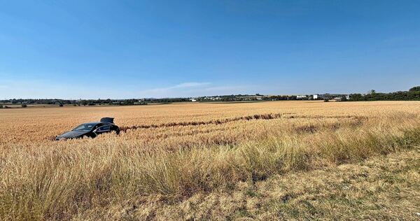 Nach einem Unfall landet ein PKW auf einem Feld. Nach einem Unfall landet ein PKW auf einem Feld.