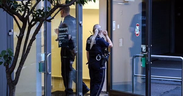 Unbekannte Frau nimmt Neugeborenes aus Krankenhaus mit Unbekannte Frau nimmt Neugeborenes aus Krankenhaus mit
