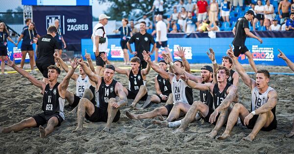 Startschuss in eine lange Party-Nacht: Hendrik Prahst (3. von links mit der Nummer 14) nach dem WM-Sieg in Zagreb.Foto: kolektif Startschuss in eine lange Party-Nacht: Hendrik Prahst (3. von links mit der Nummer 14) nach dem WM-Sieg in Zagreb.
