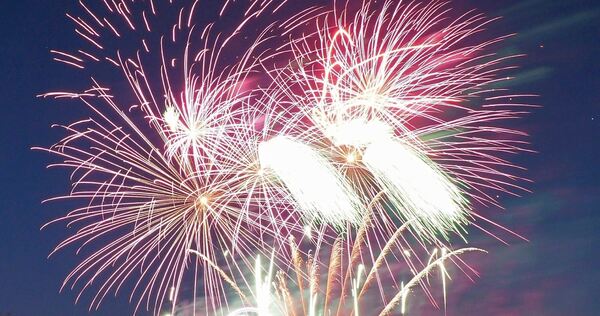 Strahlende Farben erleuchten am Himmel über Ludwigsburg: Das Musikfeuerwerk im Blühenden Barock. Strahlende Farben erleuchten am Himmel über Ludwigsburg: Das Musikfeuerwerk im Blühenden Barock.