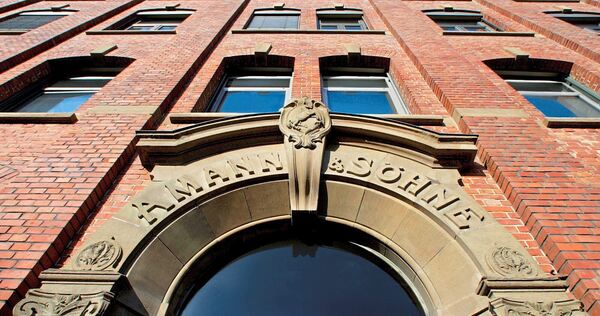 Historischer Eingang: Die Geschichte der Amann Group reicht weit ins 19. Jahrhundert zurück. Historischer Eingang: Die Geschichte der Amann Group reicht weit ins 19. Jahrhundert zurück.