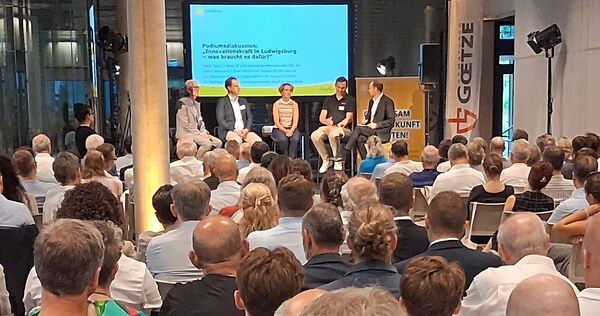 Hier treffen sich lokale Unternehmer und Politiker: Teilnehmer des Ludwigsburger Wirtschaftstags im Neubau der Firma Goetze Arma Hier treffen sich lokale Unternehmer und Politiker: Teilnehmer des Ludwigsburger Wirtschaftstags im Neubau der Firma Goetze Armaturen in der Weststadt. Vorne, auf dem Podium, wird über das Thema „Innovationskraft in Ludwigsburg“ geredet.