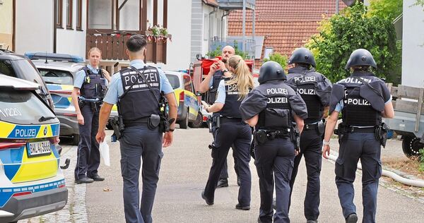 Die Polizei ist mit einem Großaufgebot vor Ort. Die Polizei ist mit einem Großaufgebot vor Ort.