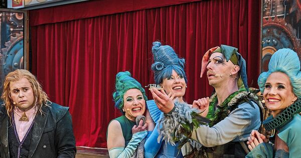 Ensemble der Produktion „Die Zauberflöte – The Opera But Not The Opera“ in Esslingen. Ensemble der Produktion „Die Zauberflöte – The Opera But Not The Opera“ in Esslingen.