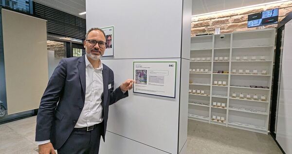 Thorsten Eller, verantwortlich für Digitales bei der IHK, zeigt an der „Klau-Ecke“, dem nachgebauten Kaufladen, wie KI Ladendieb Thorsten Eller, verantwortlich für Digitales bei der IHK, zeigt an der „Klau-Ecke“, dem nachgebauten Kaufladen, wie KI Ladendiebe entlarvt.