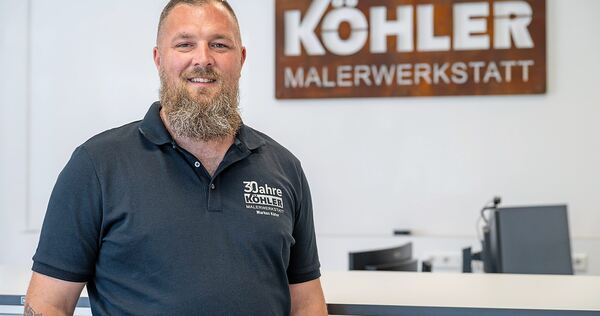 Markus Käfer ist seit vier Jahren Chef des Horrheimer Handwerksbetriebs Malerwerkstatt Köhler. Das Schild im Hintergrund hängt i Markus Käfer ist seit vier Jahren Chef des Horrheimer Handwerksbetriebs Malerwerkstatt Köhler. Das Schild im Hintergrund hängt in seinem Büro - und hat er natürlich selbst gefertigt.
