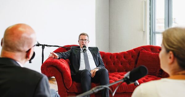Bernd Hertweck auf der LKZ-News Couch im Gespräch mit Ulrike Trampus und Stephan Wolf aus der Chefredaktion. Bernd Hertweck auf der LKZ-News Couch im Gespräch mit Ulrike Trampus und Stephan Wolf aus der Chefredaktion.