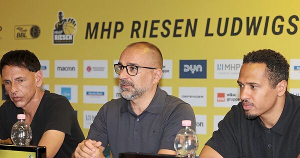Geben erste Einblicke: Alexander Reil (links), Carles Duran Ortega (Mitte) und David McCray am Mittwoch in der MHP-Arena. Foto: Geben erste Einblicke: Alexander Reil (links), Carles Duran Ortega (Mitte) und David McCray am Mittwoch in der MHP-Arena.