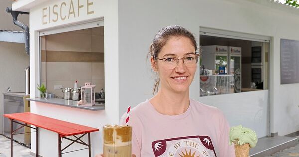 Anna Stefanidis öffnet bei schönem Wetter mittwochs bis sonntags gegen 14 Uhr das Eiscafé unter den großen Kastanienbäumen. Anna Stefanidis öffnet bei schönem Wetter mittwochs bis sonntags gegen 14 Uhr das Eiscafé unter den großen Kastanienbäumen.