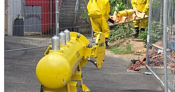 Der Gefahrstoffzug der Freiwilligen Feuerwehr Asperg barg am Mittwoch vom Gelände des Kleiningersheimer Hauses zwei Chlorgasflas Der Gefahrstoffzug der Freiwilligen Feuerwehr Asperg barg am Mittwoch vom Gelände des Kleiningersheimer Hauses zwei Chlorgasflaschen und einen Behälter mit Schwefeldioxid.