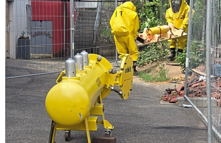 Der Gefahrstoffzug der Freiwilligen Feuerwehr Asperg barg am Mittwoch vom Gelände des Kleiningersheimer Hauses zwei Chlorgasflas Der Gefahrstoffzug der Freiwilligen Feuerwehr Asperg barg am Mittwoch vom Gelände des Kleiningersheimer Hauses zwei Chlorgasflaschen und einen Behälter mit Schwefeldioxid.
