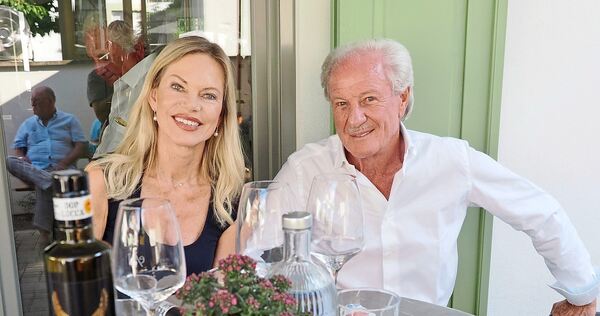 Nina Ruge und Wolfgang Reitzle in Hessigheim: Das Paar hatte Wein und Olivenöl aus der Toskana mitgebracht. Nina Ruge und Wolfgang Reitzle in Hessigheim: Das Paar hatte Wein und Olivenöl aus der Toskana mitgebracht.
