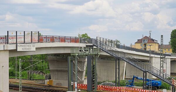 Ab Dienstag kann der Verkehr über die neue große Pflugfelder Brücke rollen Ab Dienstag kann der Verkehr über die neue große Pflugfelder Brücke rollen