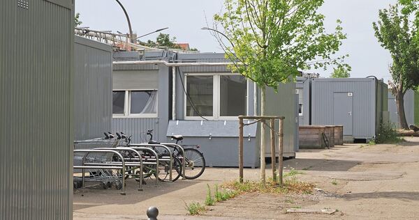 Seit 2022 stehen auf dem Parkplatz an der Schlieffenstraße Wohncontainer für Geflüchtete. Wenn sie im kommenden Jahr verschwinde Seit 2022 stehen auf dem Parkplatz an der Schlieffenstraße Wohncontainer für Geflüchtete. Wenn sie im kommenden Jahr verschwinden, sollen Betriebswohnungen für Beschäftigte in der Weststadt gebaut werden.