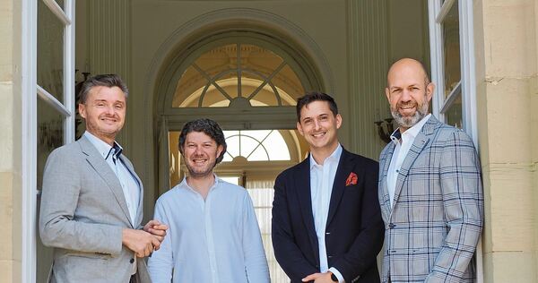 Startklar für die zweite Halbzeit der Schlossfestspiele: Intendant Lucas Reuter (Zweiter von links) und Geschäftsführer Johannes Startklar für die zweite Halbzeit der Schlossfestspiele: Intendant Lucas Reuter (Zweiter von links) und Geschäftsführer Johannes Ernst (rechts daneben) mit Felix Sommerrock (rechts) und Marcos Angas (links) vom Schlosshotel Monrepos.