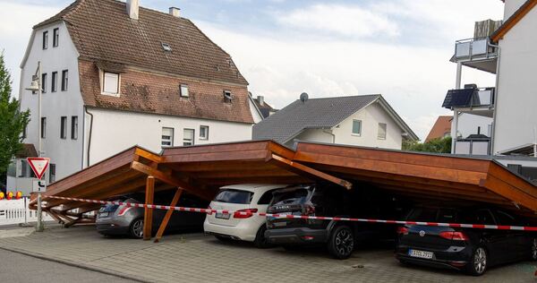 Unwetter im Südwesten - Carport eingestürzt Unwetter im Südwesten - Carport eingestürzt