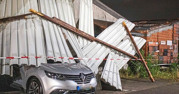 In Bietigheim-Bissingen riss der Sturm ein Flachdach von einer Scheune ab. Darunter wurde ein Auto begraben. In Bietigheim-Bissingen riss der Sturm ein Flachdach von einer Scheune ab. Darunter wurde ein Auto begraben.