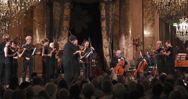 Ungewöhnliche Besetzung in Stil eines barocken Concerto grosso: Das WKO im Ordenssaal – hier noch ohne den Solisten. Ungewöhnliche Besetzung in Stil eines barocken Concerto grosso: Das WKO im Ordenssaal – hier noch ohne den Solisten.