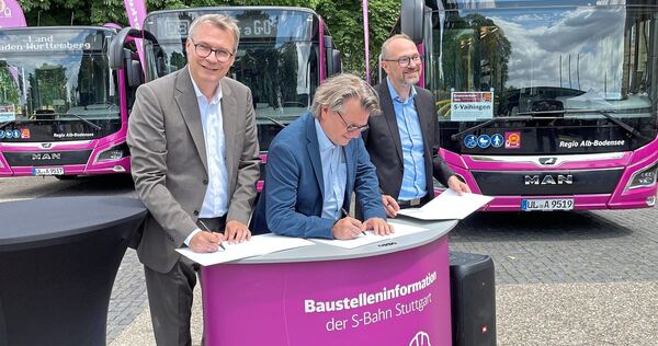 Unterzeichneten die Vereinbarung für einen besseren Ersatzverkehr (v.li.): Alexander Lahl, Gerd Hickmann vom Verkehrsministerium Unterzeichneten die Vereinbarung für einen besseren Ersatzverkehr (v.li.): Alexander Lahl, Gerd Hickmann vom Verkehrsministerium und Martin Allweil, Leiter Fahrweg bei InfraGo.