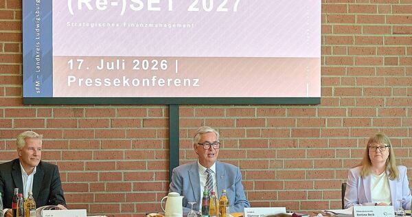 142 Streichpositionen, 24 Millionen Euro weniger: Landrat Dietmar Allgaier (Mitte), der Nothelfer Jürgen Kientz und Finanzdezern 142 Streichpositionen, 24 Millionen Euro weniger: Landrat Dietmar Allgaier (Mitte), der Nothelfer Jürgen Kientz und Finanzdezernentin Bettina Beck verordnen dem Kreis eine neuerliche Rosskur.