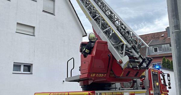 Die Feuerwehr Ludwigsburg bei einem Dachstuhlbrand in Pflugfelden. Das Mehrfamilienhaus mit sechs Wohneinheiten befindet sich in Die Feuerwehr Ludwigsburg bei einem Dachstuhlbrand in Pflugfelden. Das Mehrfamilienhaus mit sechs Wohneinheiten befindet sich in zweiter Reihe, entsprechend schwierig gestalteten sich die Löscharbeiten.