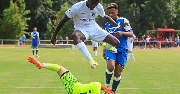 SGV-Keeper Benedikt Grawe greift sich den Ball, sein neuer Teamkollege Marshall Faleu springt über ihn hinweg. Hoffenheims Bamba Screenreader