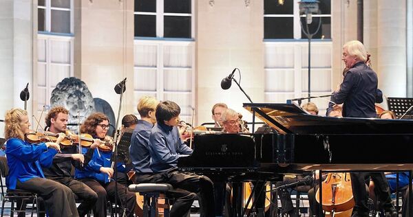 Beethoven mit mehr Esprit geht nicht: Kit Armstrong und Jan Caeyers mit Le Concert Olympique auf der Bühne am Seeschloss Monrepo Beethoven mit mehr Esprit geht nicht: Kit Armstrong und Jan Caeyers mit Le Concert Olympique auf der Bühne am Seeschloss Monrepos.