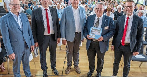 Mit einem Festakt wurde 1250 Jahre Rielingshausen gefeiert (von links): stellvertretender Landrat Jürgen Vogt, Bürgermeister Jan Mit einem Festakt wurde 1250 Jahre Rielingshausen gefeiert (von links): stellvertretender Landrat Jürgen Vogt, Bürgermeister Jan Trost, Ortsvorsteher Jens Peter Knittel, Stadtarchivar Albrecht Güring und Historiker Nikolai Häußermann.