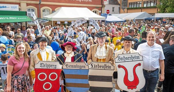 Bönnigheims Bürgermeister Albrecht Dautel (rechts) und Weinprinzessin Anna Joos (links) eröffnen zusammen mit dem früheren Ortsa Bönnigheims Bürgermeister Albrecht Dautel (rechts) und Weinprinzessin Anna Joos (links) eröffnen zusammen mit dem früheren Ortsadel das Ganerbenfest.