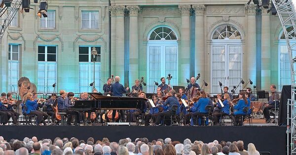 Am dritten Abend hatte sich das Wetter wieder richtig gefangen: Das Monrepos Open Air 2026 war nasser als die letzten Jahre – kü Am dritten Abend hatte sich das Wetter wieder richtig gefangen: Das Monrepos Open Air 2026 war nasser als die letzten Jahre – künstlerisch stimmte es.