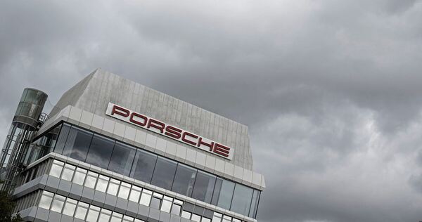 Dunkle Wolken über dem Stammwerk: Es geht bei Porsche dieser Tage um nichts anderes als um eine Vollsanierung. Dunkle Wolken über dem Stammwerk: Es geht bei Porsche dieser Tage um nichts anderes als um eine Vollsanierung.