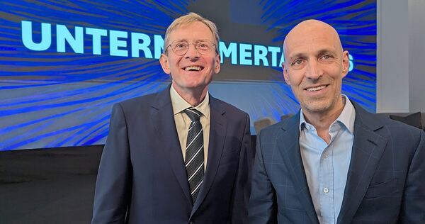 Oliver Barta, Hauptgeschäftsführer der UBW, freut sich, dass Peter Leibinger (rechts) beim Unternehmertag in Stuttgart spricht. Oliver Barta, Hauptgeschäftsführer der UBW, freut sich, dass Peter Leibinger (rechts) beim Unternehmertag in Stuttgart spricht.