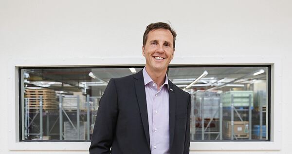 Michael Müller erkannte früh, dass klassische Speditionen allein keine Zukunft haben. Heute steuert Lila Logistik Lieferketten w Michael Müller erkannte früh, dass klassische Speditionen allein keine Zukunft haben. Heute steuert Lila Logistik Lieferketten weltweit – und setzt auf Nachhaltigkeit und Automatisierung.